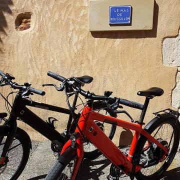 Nos Vélos BMC Stromer vous emporteront confortablement sur les magnifiques routes du Luberon. A vous les visites des plus beaux villages de France sans les contraintes liées à l'automobile ! Nous vous accompagnerons sur demande pour des sorties découvertes (Tarif 50 euros la demie journéepar personneillons hors location des vélos)  