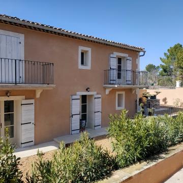 Le Mas de Roussillon un grand mas confortable et chic