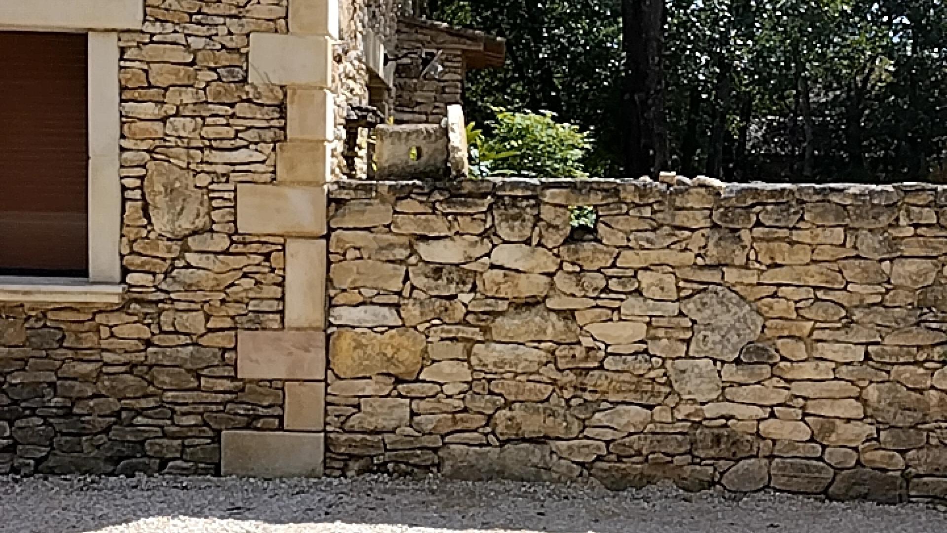 la place de parking gratuit de la perle de Gordes ( Luberon / Provence )