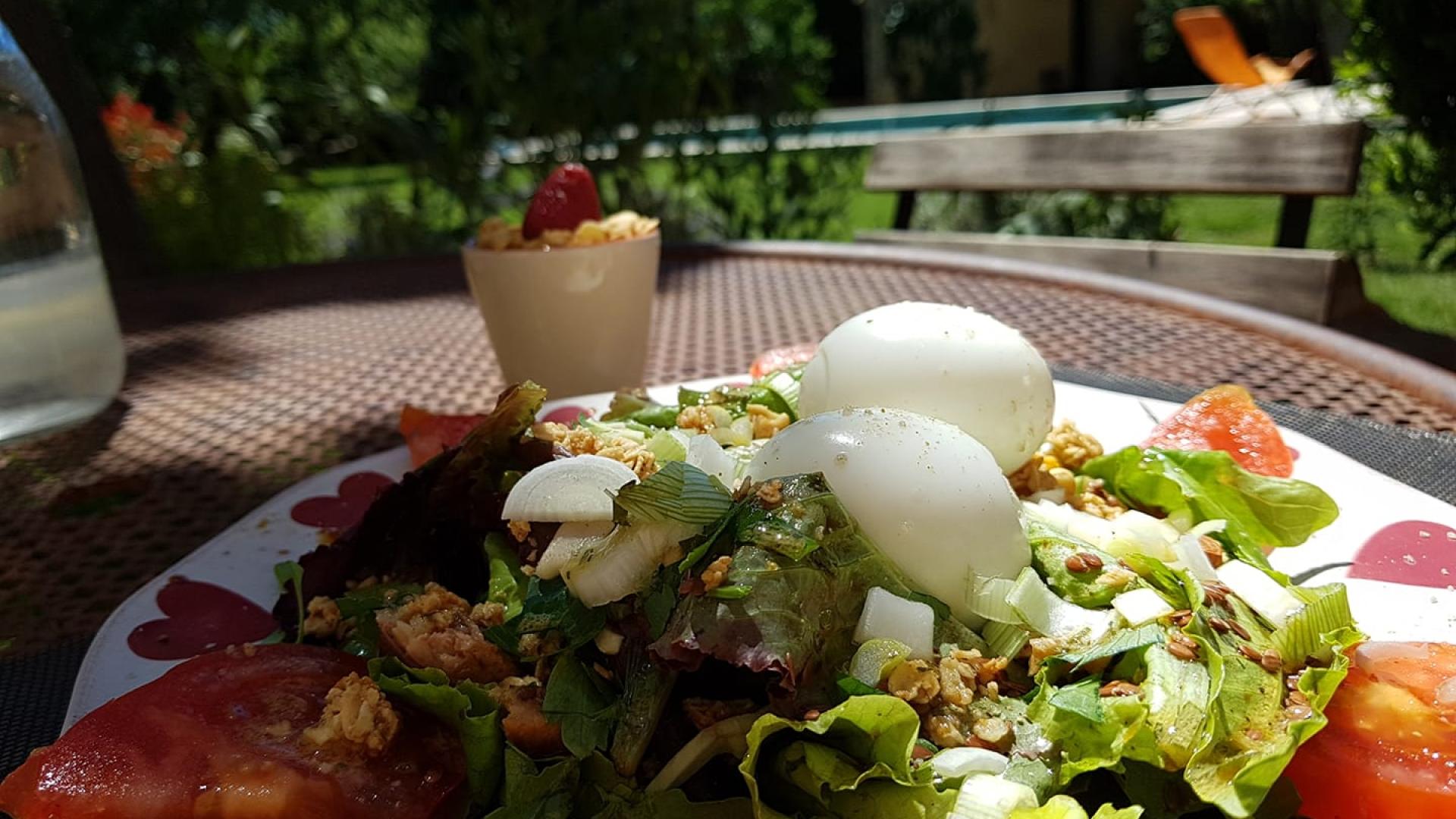 Une délicieuse salade au bord de l'eau arrosée d'un verre de vin provençal ! Le bonheur ! 