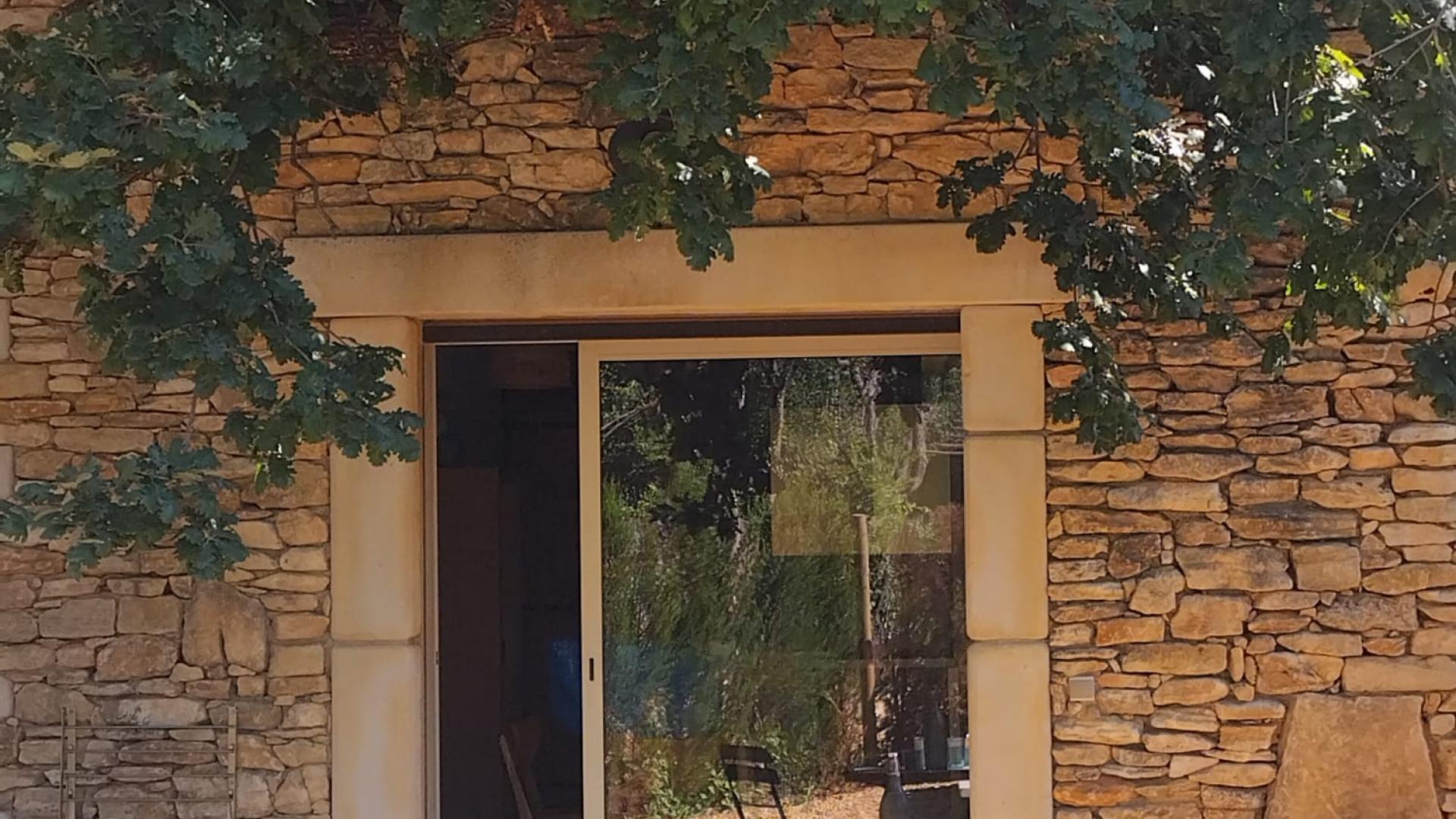 l'accès au jardin et à la piscine de la perle de Gordes ( Luberon / Provence )